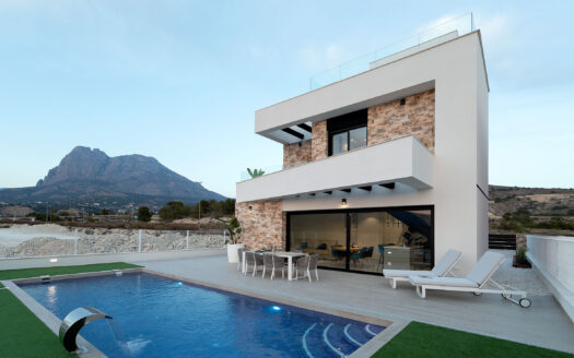 LUXURY 3-BED VILLA WITH POOL & PANORAMIC SEA VIEWS