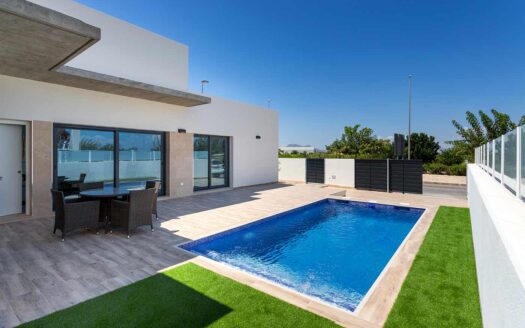 SINGLE-STOREY 3-BED VILLA WITH POOL IN DELIGHTFUL DAYA NUEVA