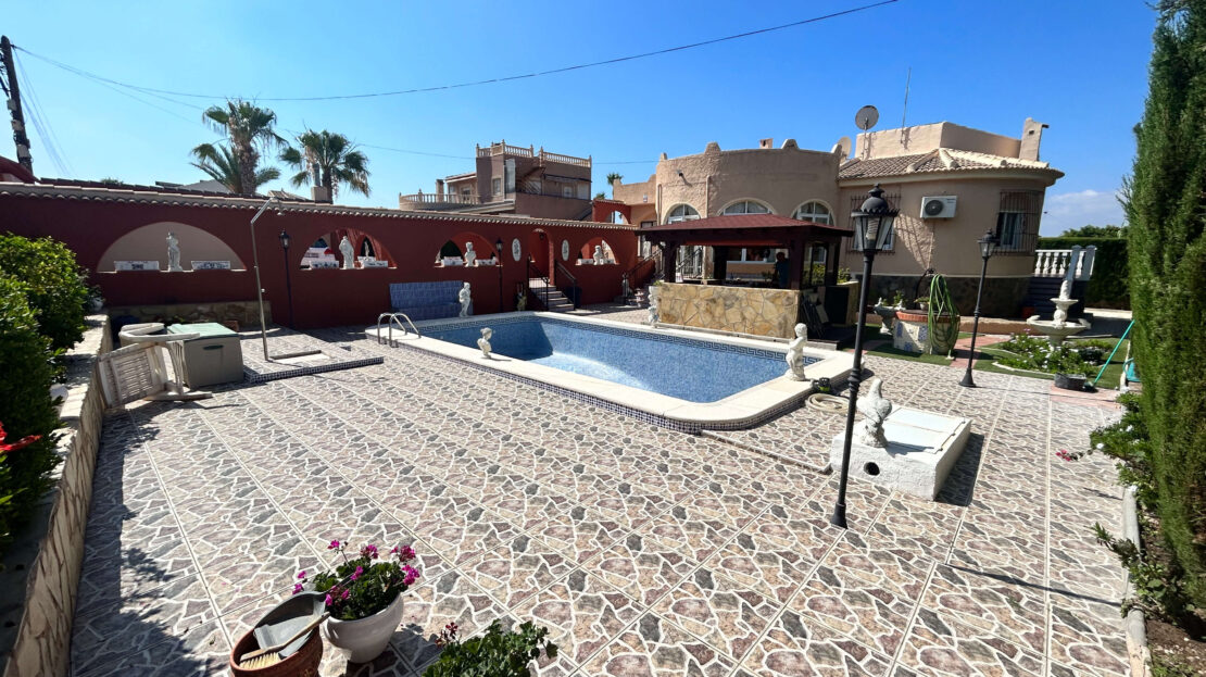 BEAUTIFUL VILLA WITH LARGE PLOT IN SAN LUIS TORREVIEJA Geres Homes