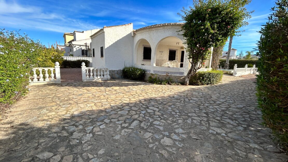 STUNNING VILLA WITH SPECTACULAR GARDEN IN SAN LUIS, TORREVIEJA Geres