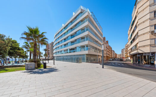 BREATHTAKING 4B APARTMENT ON TORREVIEJA FRONT LINE