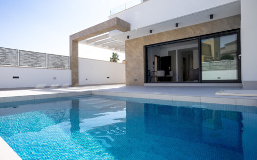 CONTEMPORARY 3-BED VILLA WITH SOLARIUM AT BLUE LAGOON