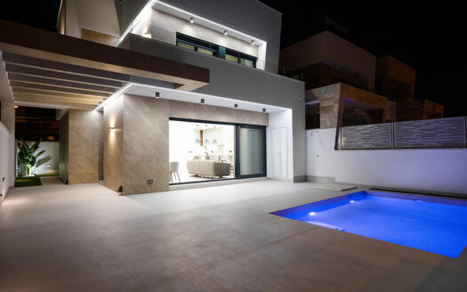 CONTEMPORARY 3-BED VILLA WITH SOLARIUM AT BLUE LAGOON