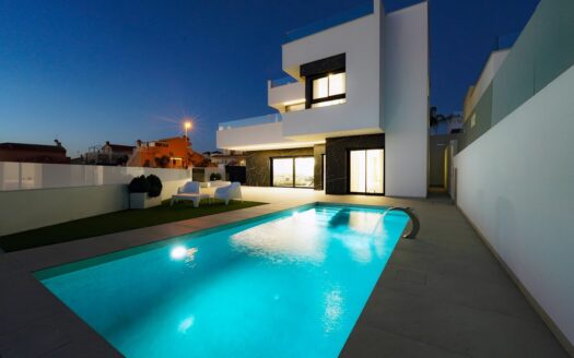 KEY-READY & FURNISHED 3-BED EX-SHOWHOUSE WITH POOL IN GREAT LOCATION