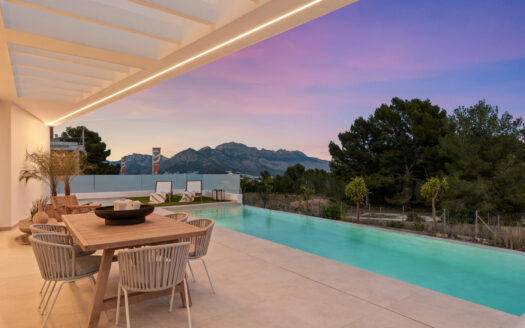 BEAUTIFUL CONTEMPORARY 4-BED VILLA WITH 10m POOL