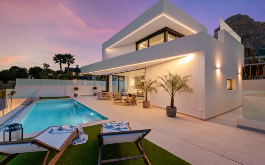 BEAUTIFUL CONTEMPORARY 4-BED VILLA WITH 10m POOL
