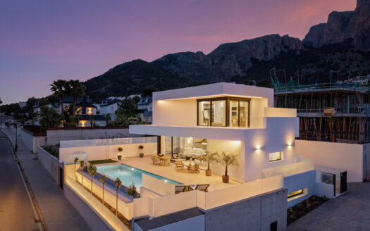 BEAUTIFUL CONTEMPORARY 4-BED VILLA WITH 10m POOL