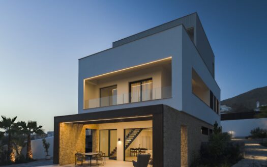 LUXURY 3-STOREY 4-BED MANSION ON LARGE SEA-VIEW PLOT