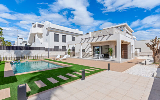 KEY-READY FULLY-FURNISHED LUXURY 3-BED VILLA WITH SOLARIUM