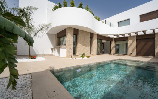 LAST ART DECO-STYLE 3-BED TOWNHOUSE WITH POOL IN HEREDADES