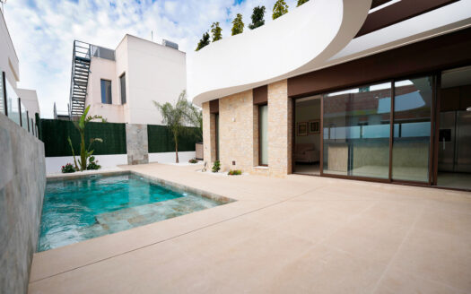 LAST ART DECO-STYLE 3-BED TOWNHOUSE WITH POOL IN HEREDADES