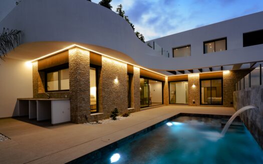 LAST ART DECO-STYLE 3-BED TOWNHOUSE WITH POOL IN HEREDADES