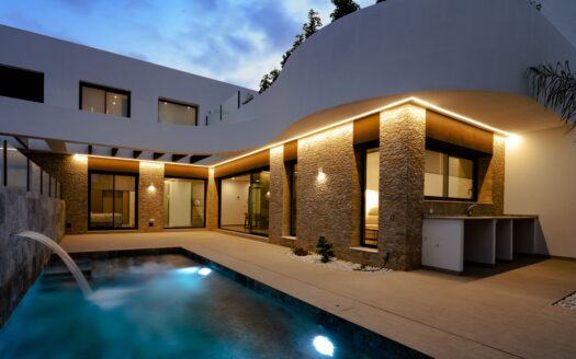 LAST ART DECO-STYLE 3-BED TOWNHOUSE WITH POOL IN HEREDADES