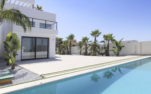 SPACIOUS 5-BED DETACHED VILLA WITH POOL & 2-CAR GARAGE