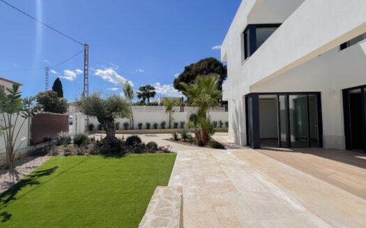 SUPERLATIVE 4-BED LUXURY HILLSIDE VILLA WITH SEA VIEW