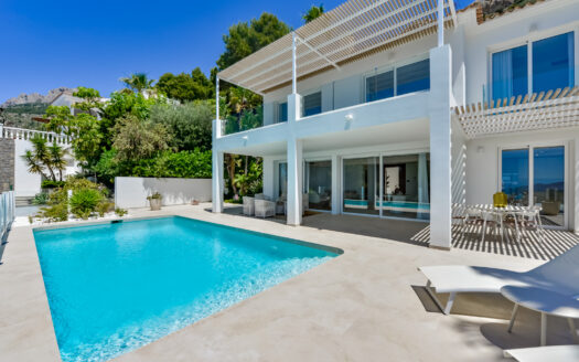 KEY-READY LUXURY OCEAN-VIEW VILLA WITH POOL IN ALTEA HILLS