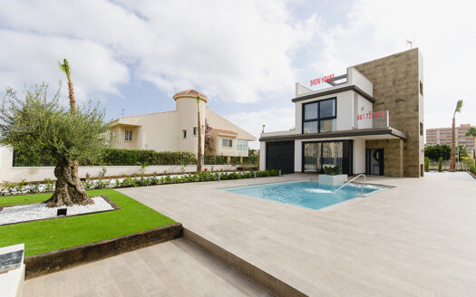 KEY-READY & FURNISHED LUXURY 6-BED VILLA AT CAMPOAMOR