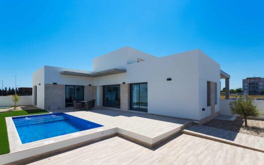 STYLISH LOW-PROFILE 3-BED VILLA IN DELIGHTFUL DAYA NUEVA