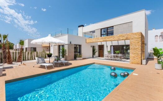 LUXURY 3-BED VILLA WITH SOLARIUM & POOL ON HUGE QUESADA PLOT