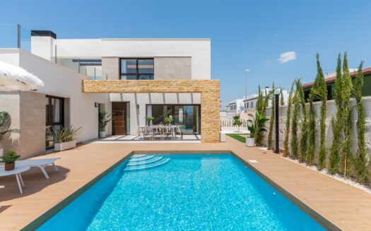 LUXURY 3-BED VILLA WITH SOLARIUM & POOL ON HUGE QUESADA PLOT