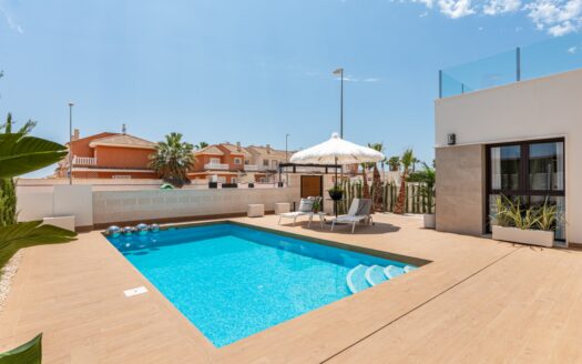 LUXURY 3-BED VILLA WITH SOLARIUM & POOL ON HUGE QUESADA PLOT