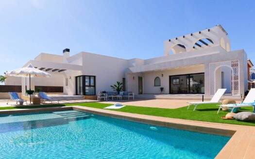 LUXURY 3-BED VILLA WITH SOLARIUM, POOL & HUGE FLEXIBLE BASEMENT