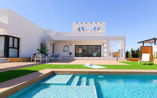 LUXURY 3-BED VILLA WITH SOLARIUM, POOL & HUGE FLEXIBLE BASEMENT