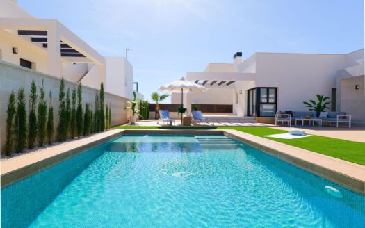 LUXURY 3-BED VILLA WITH SOLARIUM, POOL & HUGE FLEXIBLE BASEMENT