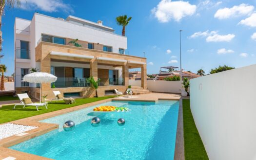 WONDERFUL SPACIOUS 4-BED VILLA WITH POOL ON PRIME PLOT