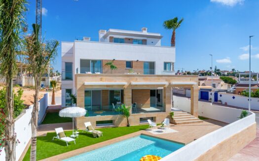WONDERFUL SPACIOUS 4-BED VILLA WITH POOL ON PRIME PLOT