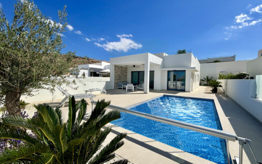 STUNNING BESPOKE VILLA ON LARGE PLOT IN PRIME LOCATION