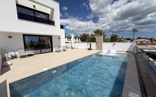 CONTEMPORARY LUXURY 3-BED VILLA WITH POOL & BASEMENT IN QUESADA