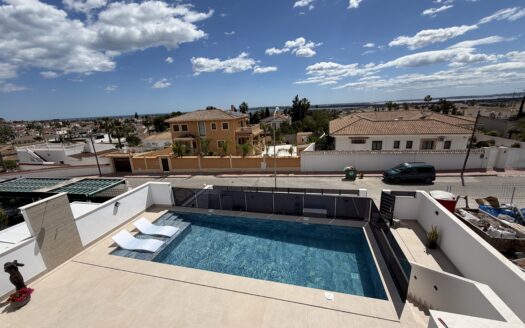CONTEMPORARY LUXURY 3-BED VILLA WITH POOL & BASEMENT IN QUESADA