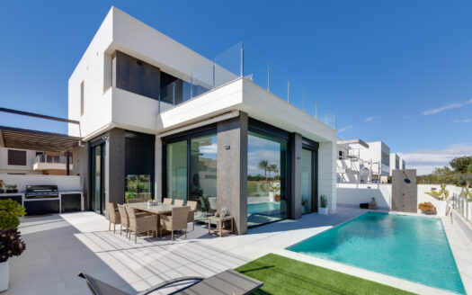 KEY-READY LUXURY VILLA WITH POOL OVERLOOKING LO ROMERO GOLF