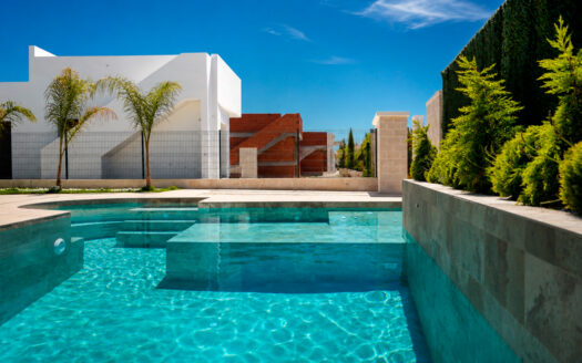 BRAND-NEW 3-BED VILLA WITH AMAZING POOL & SOLARIUM AT LA HERRADA