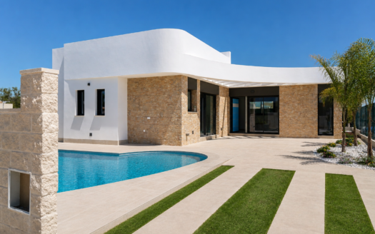 BRAND-NEW 3-BED VILLA WITH AMAZING POOL & SOLARIUM AT LA HERRADA