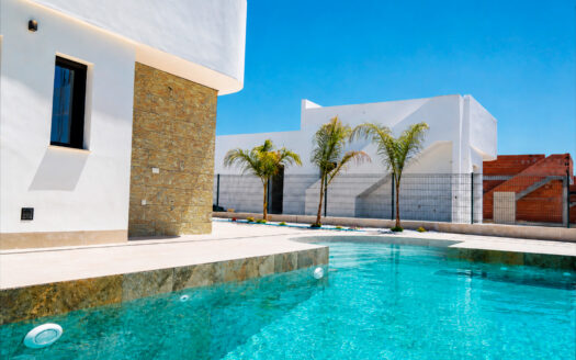 BRAND-NEW 3-BED VILLA WITH AMAZING POOL & SOLARIUM AT LA HERRADA