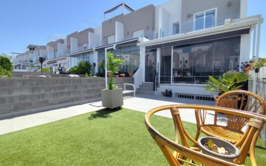 CORNER TOWNHOUSE IN TORREVIEJA