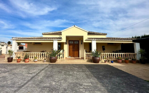 VILLA DETACHED IN HEREDADES