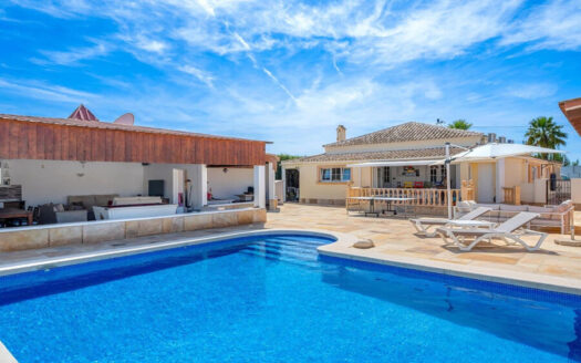 VILLA DETACHED IN HEREDADES