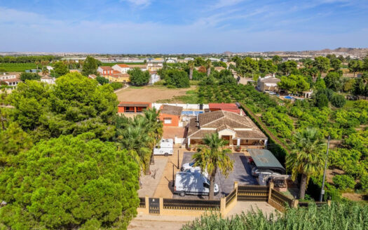 VILLA DETACHED IN HEREDADES