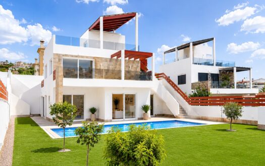 KEY-READY FRONT-LINE 4-BED GOLF VILLA WITH GUEST APARTMENT