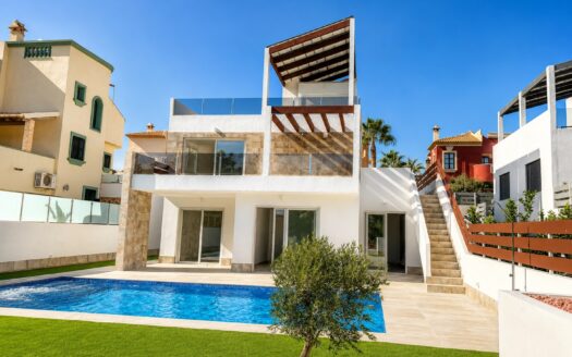 KEY-READY FRONT-LINE 4-BED GOLF VILLA WITH GUEST APARTMENT