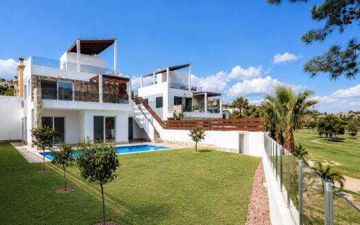 KEY-READY FRONT-LINE 4-BED GOLF VILLA WITH GUEST APARTMENT