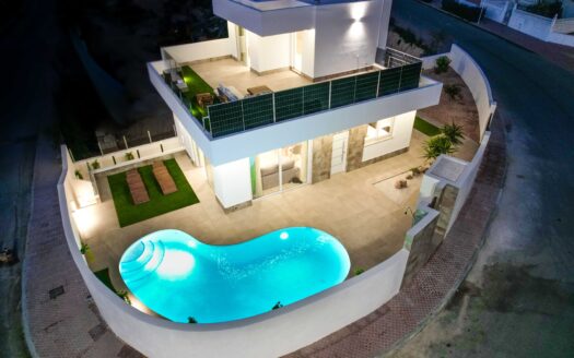 BRAND-NEW KEY-READY 5-BED VILLA BY LA MARQUESA GOLF